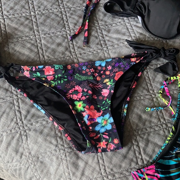 Swimsuit Set - Picture 3 of 9